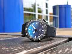 Sinn Spezialuhren U1 S Roller Limited Edition - Chemnitz Kulturhauptstadt2025 - Automatik U-Boot-Stahl 44mm blaues Zifferblatt schwarzes Metallband – Herrenuhren Uhr mit Datum aus Edelstahl, Metall und PVD beschichtet. Das Gehäuse ist rund und schwarz. Das Edelstahlarmband ist schwarz. Das Zifferblatt ist ein Index in blau. – Ansicht 6