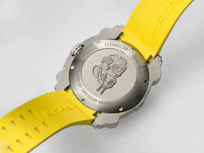 Hamilton Khaki Navy BeLOWZERO Auto Titanium 46mm schwarzes Zifferblatt gelbes Kautschukband – Herrenuhren Uhr ohne Datum aus Kautschuk und Titan. Das Gehäuse ist rund und grau. Das Kautschuk / Kunststoff / Silikon Armband ist gelb. Das Zifferblatt ist arabisch und schwarz. – Ansicht 4