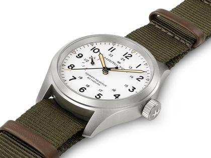 Hamilton Khaki Field Mechanical Power Reserve Handaufzug Edelstahl 40mm weißes Zifferblatt grünes Textilband – Herrenuhren Uhr ohne Datum aus Edelstahl. Das Gehäuse ist rund und silber. Das Textilarmband ist grün. Das Zifferblatt ist arabisch und weiß. – Ansicht 3