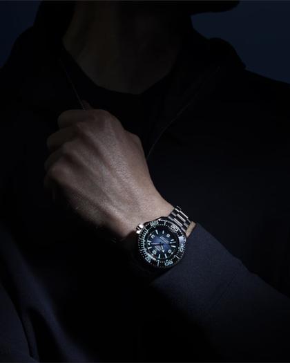 Omega Seamaster Planet Ocean 6000M Ultra Deep Automatik Edelstahl 45,5mm blaues Zifferblatt Metallband Summer Blue – Herrenuhren Uhr ohne Datum aus Edelstahl und Keramik. Das Gehäuse ist rund und silber. Das Edelstahlarmband ist silber. Das Zifferblatt ist arabisch Index und blau. – Ansicht 4