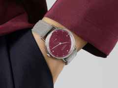 Nomos Glashütte Metro 33 Muted Red Handaufzug Edelstahl 33mm rotes Zifferblatt graues Lederband Stahlboden – Damenuhren Uhr ohne Datum aus Edelstahl und Leder. Das Gehäuse ist rund und silber. Das Lederarmband ist grau. Das Zifferblatt ist ein Index in rot. – Ansicht 4