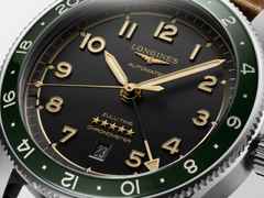 Longines Spirit Zulu Time Automatik Edelstahl 42mm anthrazites Zifferblatt braunes Lederband – Herrenuhren Uhr mit Datum aus Edelstahl, Keramik und Leder. Das Gehäuse ist rund und silber. Das Lederarmband ist braun. Das Zifferblatt ist arabisch und grau. – Ansicht 2