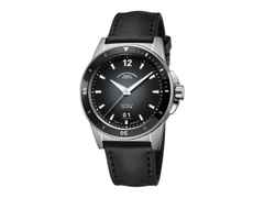 Mühle Glashütte Sportivo  Großdatum Automatik Edelstahl 42,5mm schwarzes Zifferblatt schwarzes Leder-Kautschukband – Herrenuhren Uhr mit Datum aus Edelstahl, Keramik und Leder. Das Gehäuse ist rund und silber. Das Kautschuk / Kunststoff / Silikon Armband ist schwarz. Das Zifferblatt ist arabisch Index und schwarz.