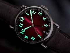 H. Moser & Cie. Heritage Dual Time Burgundy Fumé Automatik Edelstahl 42mm rotes Zifferblatt graues Lederband – Herrenuhren Uhr ohne Datum aus Edelstahl. Das Gehäuse ist rund und silber. Das Lederarmband ist grau. Das Zifferblatt ist arabisch und rot. – Ansicht 5