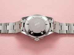 Oris Divers Sixty-Five Cotton Candy Automatik Edelstahl 38mm pinkes Zifferblatt Metallband – Damenuhren Uhr mit Datum aus Edelstahl. Das Gehäuse ist rund und silber. Das Edelstahlarmband ist silber. Das Zifferblatt ist ein Index in rosa. – Ansicht 2