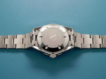 Oris Divers Sixty-Five Cotton Candy Automatik Edelstahl 38mm blaues Zifferblatt Metallband – Damenuhren Uhr mit Datum aus Edelstahl. Das Gehäuse ist rund und silber. Das Edelstahlarmband ist silber. Das Zifferblatt ist ein Index in blau. – Ansicht 2