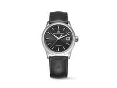 Maurice Lacroix 1975 Automatik Edelstahl 36mm schwarzes Zifferblatt schwarzes Lederband – Herrenuhren Uhr mit Datum aus Edelstahl. Das Gehäuse ist rund und silber. Das Lederarmband ist schwarz. Das Zifferblatt ist ein Index in schwarz.