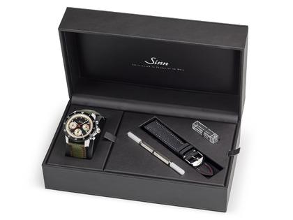 Sinn Spezialuhren 103 St Ty Hd Limited Edition Chronograph Handaufzug Edelstahl 41mm schwarzes Zifferblatt grünes Lederband – Herrenuhren Chronograph aus Edelstahl und Leder. Das Gehäuse ist rund und silber. Das Lederarmband ist grün. Das Zifferblatt ist arabisch Index und schwarz. – Ansicht 8