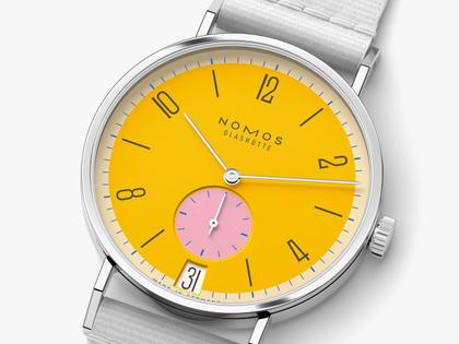 Nomos Glashütte Tangente 38 Datum "175 Years Watchmaking - Katzengold" Handaufzug Edelstahl gelbes Zifferblatt graues Textilband Glasboden – Herrenuhren Uhr mit Datum aus Edelstahl. Das Gehäuse ist rund und silber. Das Textilarmband ist grau. Das Zifferblatt ist arabisch Index und gelb. – Ansicht 4