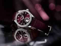 Glashütte Original Lady Serenade Luna Purpursamt Automatik Edelstahl 32,5mm violettes Zifferblatt violettes Lederband – Damenuhren Uhr ohne Datum aus 750 Weißgold, Edelstahl und Leder. Das Gehäuse ist rund und silber. Das Lederarmband Kroko / Alligator ist lila. Das Zifferblatt ist ein Index in lila. – Ansicht 10