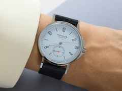 Nomos Glashütte Ahoi neomatik 38 Datum Sky Automatik Edelstahl himmelblaues Zifferblatt dunkelblaues Textilband Stahlboden – Herrenuhren Uhr mit Datum aus Edelstahl. Das Gehäuse ist rund und silber. Das Textilarmband ist blau. Das Zifferblatt ist arabisch Index und blau. – Ansicht 4