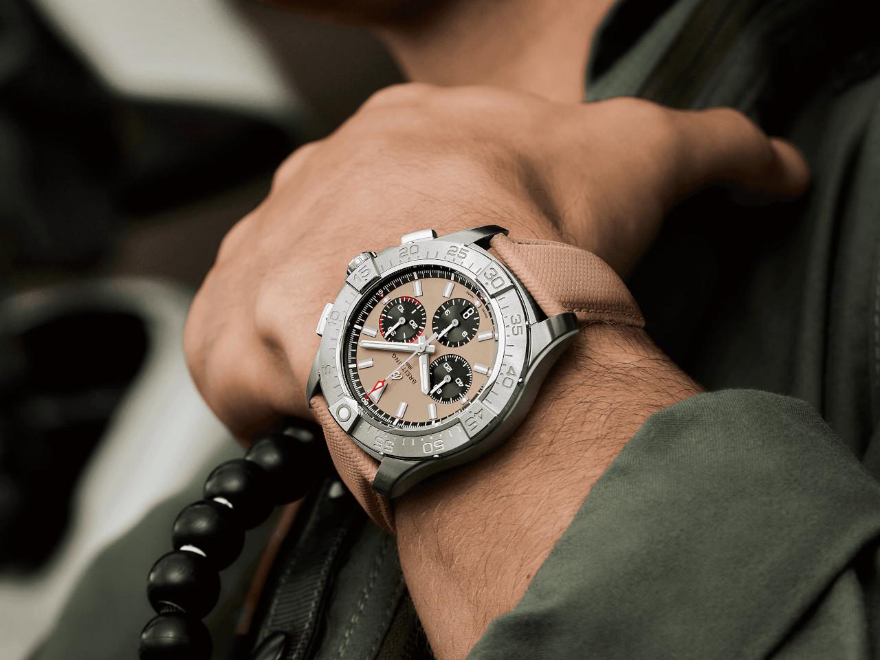Breitling Avenger B01 Chronograph 44 Automatik Edelstahl sandfarbenes Zifferblatt sandfarbenes Lederband – Herrenuhren Chronograph aus Edelstahl und Leder. Das Gehäuse ist rund und silber. Das Lederarmband ist beige. Das Zifferblatt ist ein Index in beige. – Ansicht 5