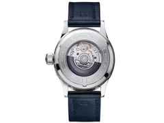 Hanhart Pioneer One blaues Zifferblatt blaues Lederband – Herrenuhren Uhr mit Datum aus Edelstahl. Das Gehäuse ist rund und silber. Das Lederarmband ist blau. Das Zifferblatt ist arabisch und blau. – Ansicht 2