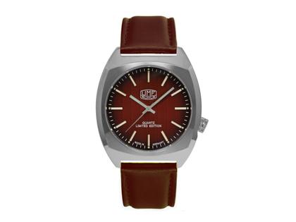 UMF Ruhla Original Quarz Edelstahl 42mm braunes Zifferblatt braunes Lederband limitiert – Herrenuhren Uhr ohne Datum aus Edelstahl und Leder. Das Gehäuse ist rund und silber. Das Lederarmband ist braun. Das Zifferblatt ist ein Index in braun.