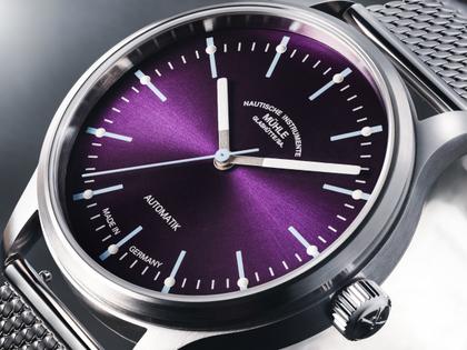 Mühle Glashütte Panova Violett Automatik Edelstahl 40mm Metallband – Herrenuhren Uhr ohne Datum aus Edelstahl. Das Gehäuse ist rund und silber. Das Edelstahlarmband ist silber. Das Zifferblatt ist ein Index in lila. – Ansicht 2
