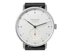Nomos Glashütte Metro neomatik 39 Automatik Edelstahl 39mm weißes Zifferblatt schwarzes Lederband – Herrenuhren Uhr ohne Datum aus Edelstahl. Das Gehäuse ist rund und silber. Das Lederarmband ist schwarz. Das Zifferblatt ist arabisch Index und silber. – Ansicht 3