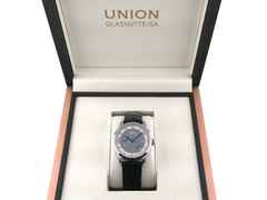 Union Glashütte 1893 Johannes Dürrstein Edition Gangreserve Handaufzug Edelstahl 41mm Lederband D007.456.16.082.00 Full Set mit Garantie Occasion – Herrenuhren Uhr mit Datum aus Edelstahl. Das Gehäuse ist rund und silber. Das Lederarmband ist blau. Das Zifferblatt ist arabisch Index und grau. – Ansicht 4