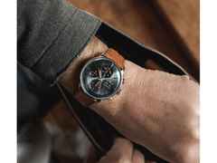 Junghans Meister Chronoscope Automatik Edelstahl 41mm graues Zifferblatt braunes Lederband – Herrenuhren Chronograph aus Edelstahl und Leder. Das Gehäuse ist rund und silber. Das Lederarmband Strauß ist braun. Das Zifferblatt ist ein Index in grau. – Ansicht 3