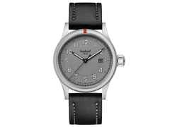 Hanhart Pioneer One graues Zifferblatt schwarzes Lederband – Herrenuhren Uhr mit Datum aus Edelstahl. Das Gehäuse ist rund und silber. Das Lederarmband ist schwarz. Das Zifferblatt ist arabisch und grau.