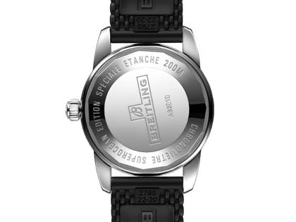 Breitling Superocean Heritage B20 Automatic 42 Edelstahl grünes Zifferblatt schwarzes Kautschukband – Herrenuhren Uhr mit Datum aus Edelstahl. Das Gehäuse ist rund und silber. Das Kautschuk / Kunststoff / Silikon Armband ist schwarz. Das Zifferblatt ist ein Index in grün. – Ansicht 3