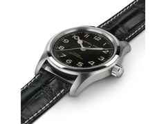 Hamilton Khaki Field Murph Auto Edelstahl 42mm schwarzes Zifferblatt schwarzes Lederband – Herrenuhren Uhr ohne Datum aus Edelstahl. Das Gehäuse ist rund und silber. Das Lederarmband ist silber. Das Zifferblatt ist arabisch und schwarz. – Ansicht 3