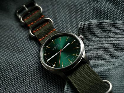 Mühle Glashütte Panova Grün Automatik Edelstahl 40mm grünes Textilband – Herrenuhren Uhr ohne Datum aus Edelstahl und Leder. Das Gehäuse ist rund und silber. Das Textilarmband ist grün. Das Zifferblatt ist ein Index in grün. – Ansicht 3