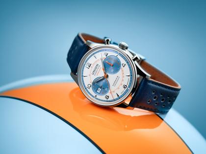 Union Glashütte Noramis Chronograph Sachsen Classic 2024 Limited Edition Automatik Edelstahl 42mm beiges Zifferblatt blaues Lederband – Herrenuhren Chronograph aus Edelstahl und Leder. Das Gehäuse ist rund und silber. Das Lederarmband ist blau. Das Zifferblatt ist arabisch Index und beige. – Ansicht 7