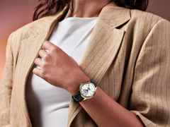 Frederique Constant Classics Moneta Moonphase Quarz Edelstahl Gelbgold-PVD 37mm weißes Zifferblatt schwarzes Lederband – Herrenuhren Uhr ohne Datum aus Edelstahl, Leder und PVD beschichtet. Das Gehäuse ist rund und gelbgold. Das Lederarmband Kroko / Alligator ist schwarz. Das Zifferblatt ist ein Index in weiß. – Ansicht 7