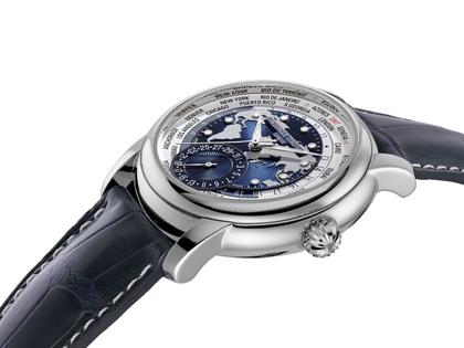 Frederique Constant Classics Worldtimer Manufacture GMT Automatik Edelstahl 42mm blaues Zifferblatt blaues Lederband Limited Edition – Herrenuhren Uhr mit Datum aus Edelstahl und Leder. Das Gehäuse ist rund und silber. Das Lederarmband Kroko / Alligator ist blau. Das Zifferblatt ist ein Index in blau. – Ansicht 3