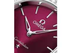 Omega Constellation Quarz Edelstahl 28mm rotes Zifferblatt mit Brillanten Metallband – Damenuhren Uhr ohne Datum aus Edelstahl. Das Gehäuse ist rund und silber. Das Edelstahlarmband ist silber. Das Zifferblatt ist ein Index in rot. – Ansicht 3