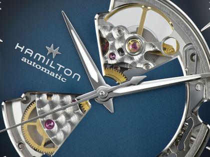 Hamilton Jazzmaster Open Heart Automatik Edelstahl 40mm dunkelblaues Zifferblatt Metallband – Herrenuhren Uhr ohne Datum aus Edelstahl. Das Gehäuse ist rund und silber. Das Edelstahlarmband ist silber. Das Zifferblatt ist ein Index in blau. – Ansicht 4