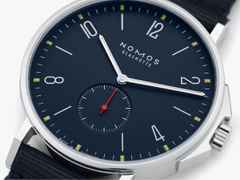 Nomos Glashütte Ahoi Atlantik Automatik Glasboden – Herrenuhren Uhr ohne Datum aus Edelstahl. Das Gehäuse ist rund und silber. Das Textilarmband ist blau. Das Zifferblatt ist arabisch Index und blau. – Ansicht 2