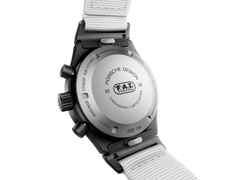 Porsche Design Chronograph 1 - F.A.T. 2025 Edition – Herrenuhren Chronograph aus Titan und Titancarbid beschichtet. Das Gehäuse ist rund und schwarz. Das Titanarmband ist schwarz. Das Zifferblatt ist ein Index in weiß. – Ansicht 4