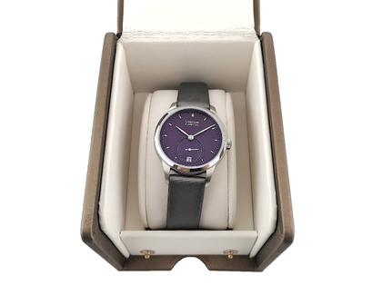 Union Glashütte 1893 Johannes Dürrstein Edition Kleine Sekunde Automatik violett D007.228.16.401.00 Full Set mit Garantie Occasion Neu – Damenuhren Uhr mit Datum aus Edelstahl. Das Gehäuse ist rund und silber. Das Lederarmband ist grau. Das Zifferblatt ist ein Index in lila. – Ansicht 5