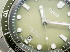Oris Divers Sixty-Five Date Automatik Edelstahl 40mm grünes Zifferblatt Metallband – Herrenuhren Uhr mit Datum aus Edelstahl. Das Gehäuse ist rund und silber. Das Edelstahlarmband ist silber. Das Zifferblatt ist ein Index in grün. – Ansicht 5