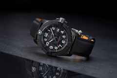 Breitling Avenger Automatik 42 Night Mission Keramik schwarzes Zifferblatt schwarzes Lederband – Herrenuhren Uhr mit Datum aus Carbon, Edelstahl, Keramik und Titan. Das Gehäuse ist rund und schwarz. Das Lederarmband ist schwarz. Das Zifferblatt ist arabisch Index und schwarz. – Ansicht 3