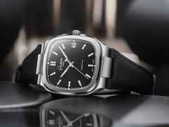 Glashütte Original Seventies Vintage Kollektion Vinyl Record Limited Edition Automatik Edelstahl 39x39mm schwarzes Zifferblatt Metallband und schwarzes Kautschukband – Herrenuhren Uhr mit Datum aus 750 Weißgold, Edelstahl und Kautschuk. Das Gehäuse ist quadratisch und silber. Das Edelstahlarmband ist silber. Das Zifferblatt ist ein Index in schwarz. – Ansicht 10