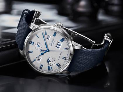 Glashütte Original Senator Excellence Ewiger Kalender Automatik Edelstahl 42mm silbergraues Zifferblatt blaues Textilband – Herrenuhren Uhr mit Kalender aus Edelstahl. Das Gehäuse ist rund und silber. Das Textilarmband ist blau. Das Zifferblatt ist römisch und grau. – Ansicht 2