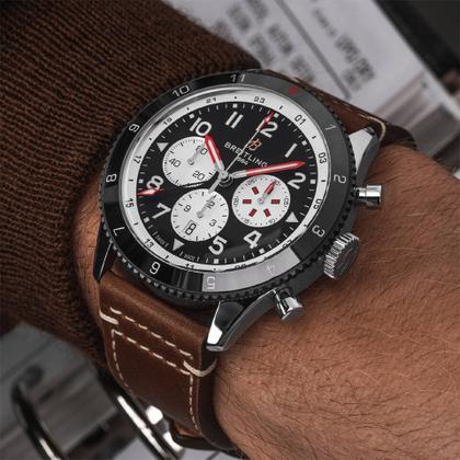 Breitling Super Avi B04 Chronograph GMT 46 Mosquito schwarzes Zifferblatt braunes Lederband – Herrenuhren Chronograph aus Edelstahl und Keramik. Das Gehäuse ist rund und silber. Das Lederarmband ist braun. Das Zifferblatt ist arabisch und schwarz. – Ansicht 5