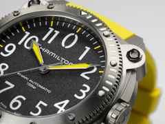 Hamilton Khaki Navy BeLOWZERO Auto Titanium 46mm schwarzes Zifferblatt gelbes Kautschukband – Herrenuhren Uhr ohne Datum aus Kautschuk und Titan. Das Gehäuse ist rund und grau. Das Kautschuk / Kunststoff / Silikon Armband ist gelb. Das Zifferblatt ist arabisch und schwarz. – Ansicht 5