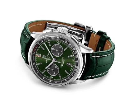 Breitling Premier B01 Chronograph 42 Automatik Edelstahl grünes Zifferblatt grünes Lederband – Herrenuhren Chronograph aus Edelstahl. Das Gehäuse ist rund und silber. Das Lederarmband Kroko / Alligator ist grün. Das Zifferblatt ist ein Index in grün. – Ansicht 3