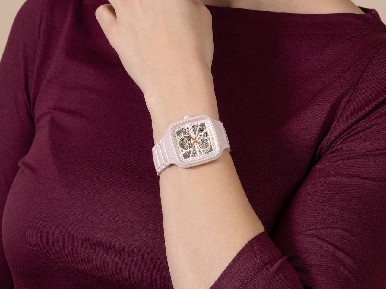 Rado True Square Open Heart Automatik Keramik 38mm rosa Zifferblatt rosa Keramikband – Herrenuhren Uhr ohne Datum aus Keramik, rhodiniert und Titan. Das Gehäuse ist quadratisch und rosa. Das Keramikarmband ist rosa. Das Zifferblatt ist skelettiert und rosa. – Ansicht 6