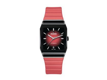 Damenuhren Uhr mit Datum aus Edelstahl, Kautschuk, Keramik und PVD beschichtet. Das Gehäuse ist rechteckig und schwarz. Das Kautschuk / Kunststoff / Silikon Armband ist rot. Das Zifferblatt ist ein Index in rot.