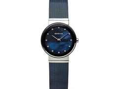 Bering 10126 Edelstahl Damenuhr blaues Zifferblatt blaues Edelstahlband – Damenuhren Uhr ohne Datum aus Edelstahl. Das Gehäuse ist rund und silber. Das Edelstahlarmband ist blau. Das Zifferblatt ist ein Index in blau.