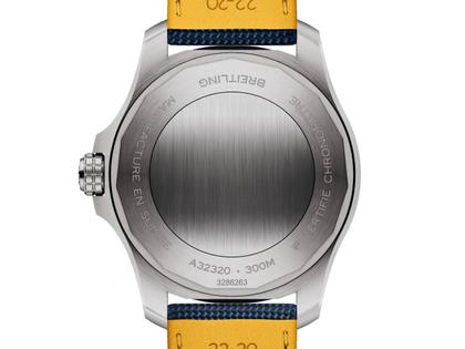 Breitling Avenger GMT 44 Automatik Edelstahl blaues Zifferblatt dunkelblaues Lederband – Herrenuhren Uhr mit Datum aus Edelstahl und Leder. Das Gehäuse ist rund und silber. Das Lederarmband ist blau. Das Zifferblatt ist ein Index in blau. – Ansicht 4