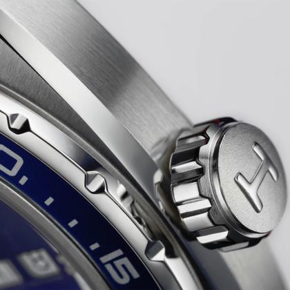 Hamilton American Classic Pan Europe Automatik Edelstahl 42 mm blau Lederband schwarz – Herrenuhren Uhr mit Datum aus Edelstahl und Leder. Das Gehäuse ist rund und silber. Das Lederarmband ist schwarz. Das Zifferblatt ist ein Index in blau. – Ansicht 6
