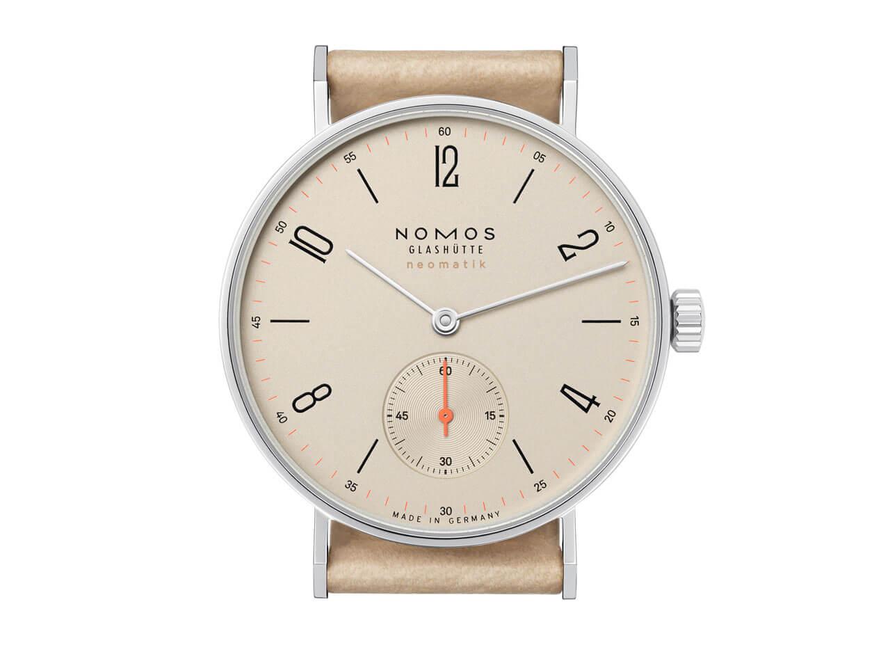 Nomos Glashütte Tangente 35 neomatik Champagner Automatik Edelstahl 35mm beiges Zifferblatt beiges Lederband – Damenuhren Uhr ohne Datum aus Edelstahl. Das Gehäuse ist rund und silber. Das Lederarmband ist beige. Das Zifferblatt ist arabisch Index und beige. – Ansicht 5