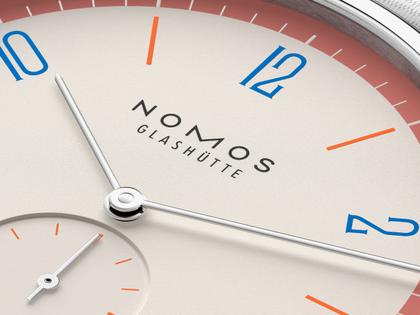 Nomos Glashütte Tangente 38 Datum "175 Years Watchmaking - Love" Handaufzug Edelstahl cremeweißes Zifferblatt graues Textilband Glasboden – Herrenuhren Uhr mit Datum aus Edelstahl. Das Gehäuse ist rund und silber. Das Textilarmband ist grau. Das Zifferblatt ist arabisch Index und beige. – Ansicht 6
