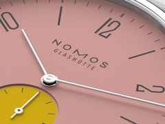 Nomos Glashütte Tangente 38 Datum "175 Years Watchmaking - Bubblegum" Handaufzug Edelstahl rosa Zifferblatt graues Textilband Glasboden – Herrenuhren Uhr mit Datum aus Edelstahl. Das Gehäuse ist rund und silber. Das Textilarmband ist grau. Das Zifferblatt ist arabisch Index und rosa. – Ansicht 6