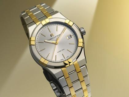 Maurice Lacroix Aikon Duotone Quartz Edelstahl 40mm silberfarbenes Zifferblatt zweifarbiges Metallband – Herrenuhren Uhr mit Datum aus Edelstahl und PVD beschichtet. Das Gehäuse ist rund und silber-gelbgold. Das Edelstahlarmband ist silber-gelbgold. Das Zifferblatt ist ein Index in silber. – Ansicht 2